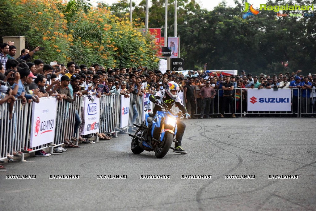 Freestyle stunt-rider Aras Gibieza enthralls Hyderabad on the Suzuki Gixxer Day!