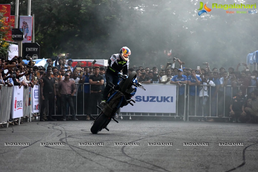 Freestyle stunt-rider Aras Gibieza enthralls Hyderabad on the Suzuki Gixxer Day!