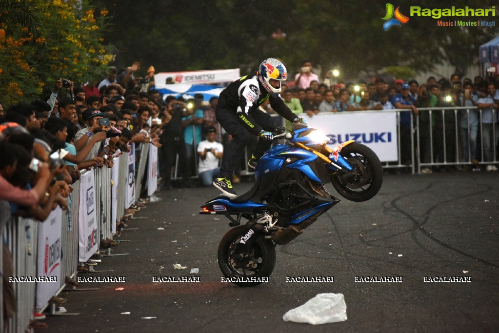 Freestyle stunt-rider Aras Gibieza enthralls Hyderabad on the Suzuki Gixxer Day!