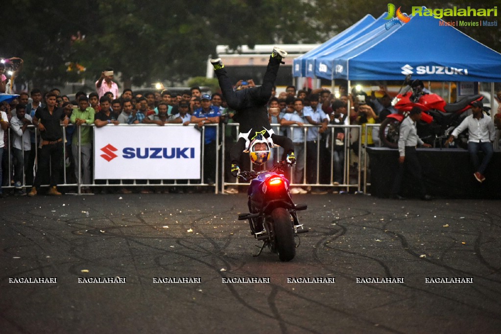Freestyle stunt-rider Aras Gibieza enthralls Hyderabad on the Suzuki Gixxer Day!