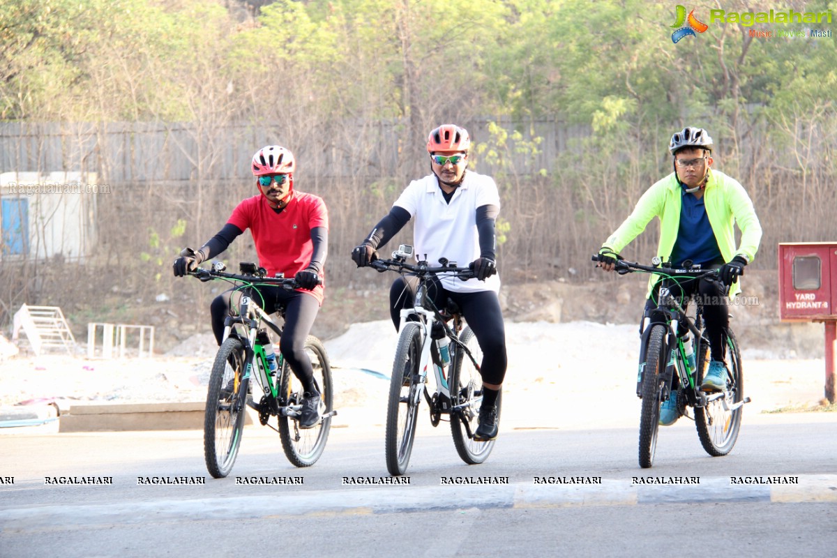 Nagarjuna flags off Bharat Thakur's Yoga Chakra - A Mega Cyclathon from Kashmir to Kanyakumari