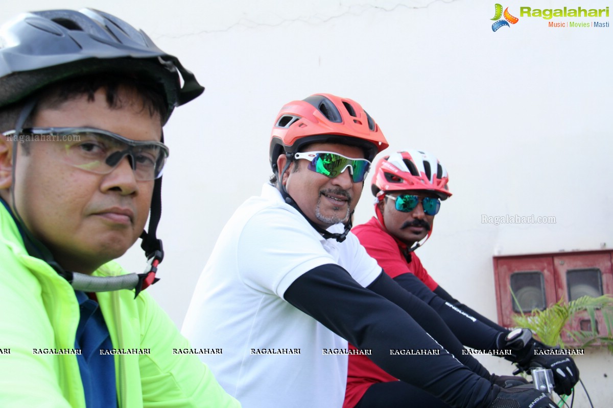 Nagarjuna flags off Bharat Thakur's Yoga Chakra - A Mega Cyclathon from Kashmir to Kanyakumari