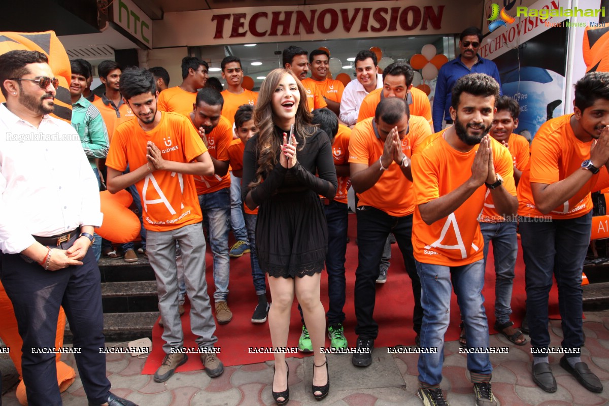Angela Krislizki launches Gionee A1 Smart Phone at Technovision Mobiles, Banjara Hills, Hyderabad