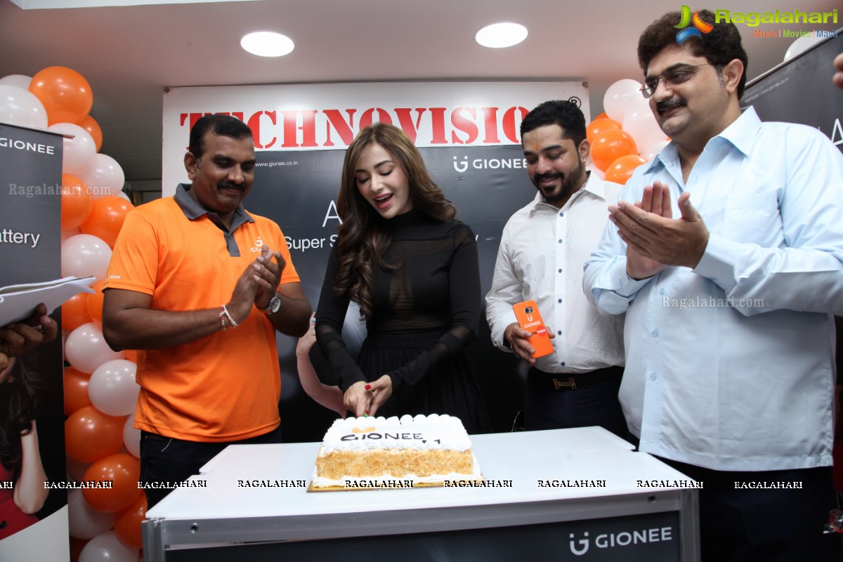 Angela Krislizki launches Gionee A1 Smart Phone at Technovision Mobiles, Banjara Hills, Hyderabad