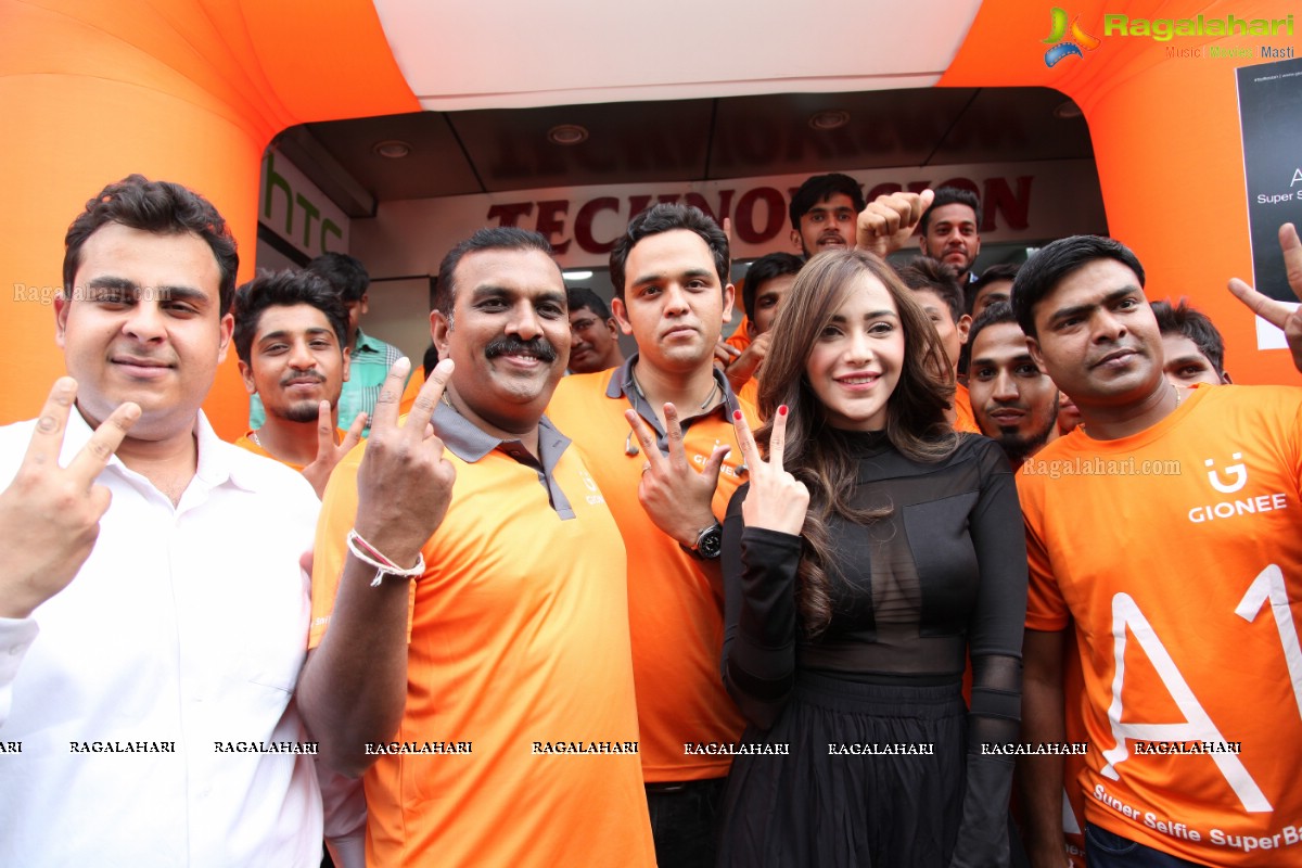 Angela Krislizki launches Gionee A1 Smart Phone at Technovision Mobiles, Banjara Hills, Hyderabad