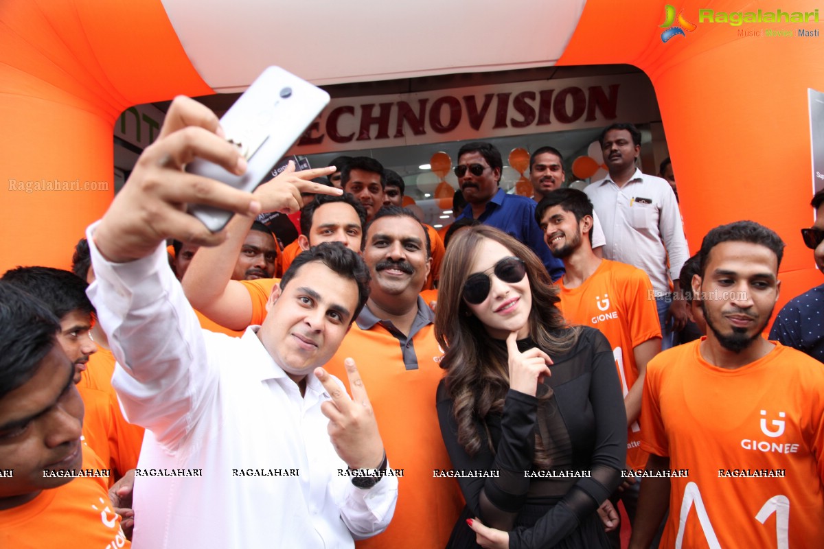 Angela Krislizki launches Gionee A1 Smart Phone at Technovision Mobiles, Banjara Hills, Hyderabad