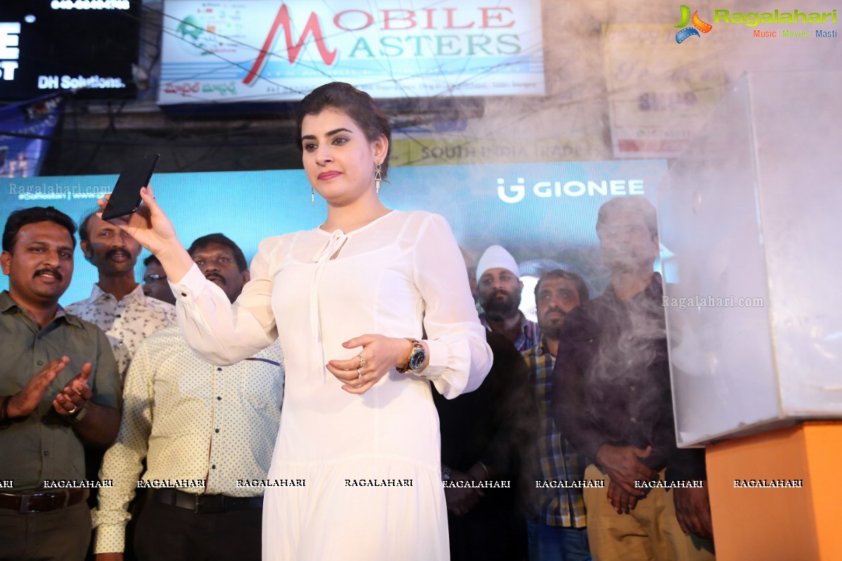 Archana Unveils Gionee A1 Selfiestaan Smartphone at Jagdish Market, Hyderabad