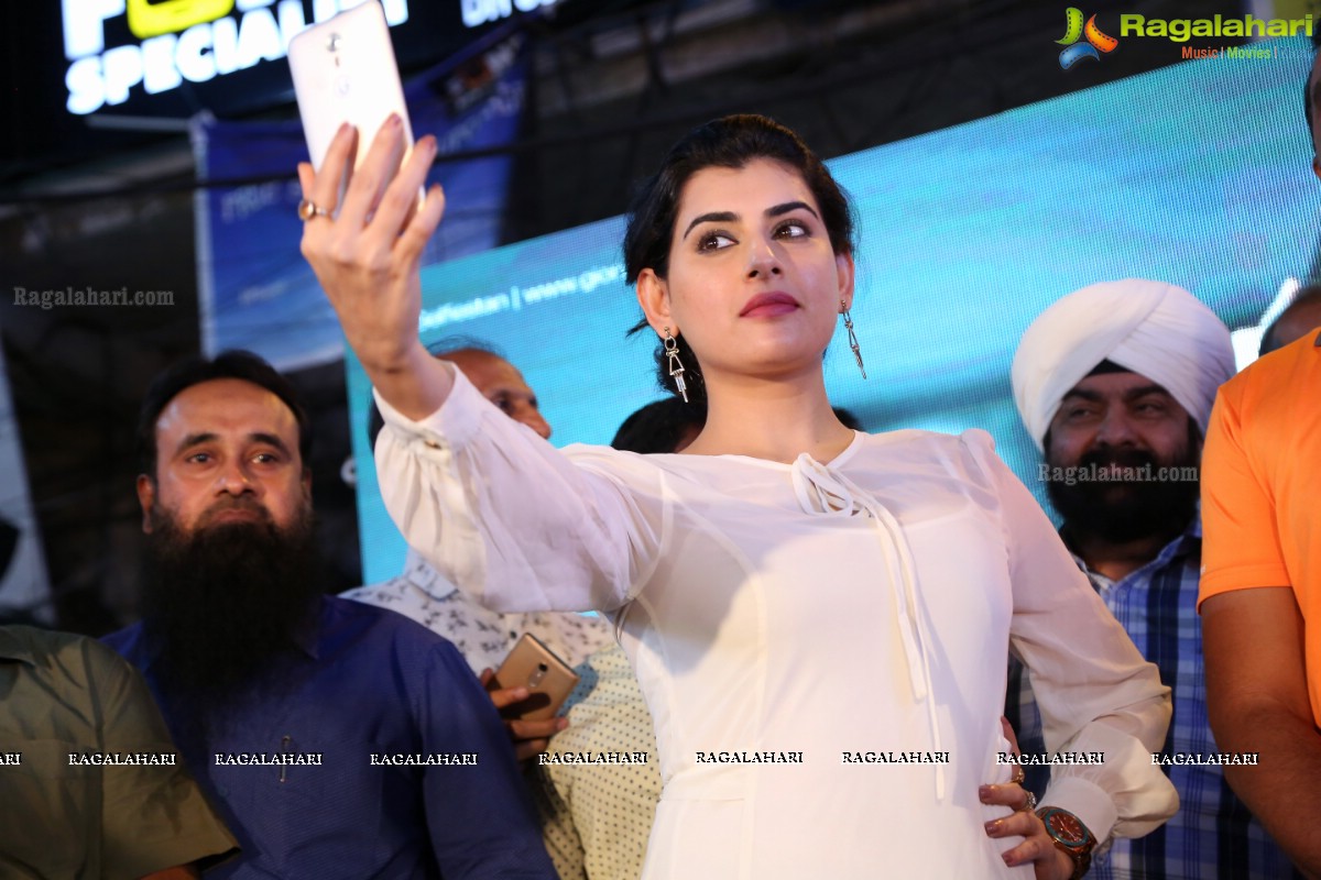 Archana Unveils Gionee A1 Selfiestaan Smartphone at Jagdish Market, Hyderabad