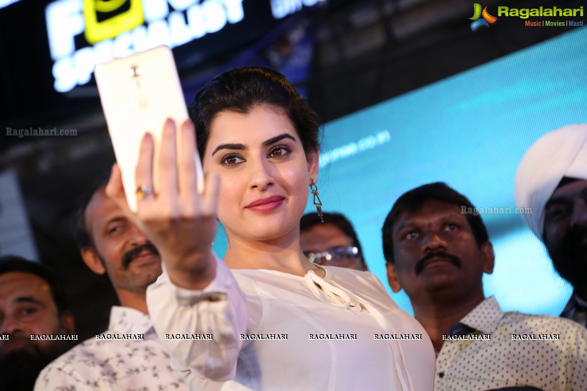 Archana Unveils Gionee A1 Selfiestaan Smartphone at Jagdish Market, Hyderabad