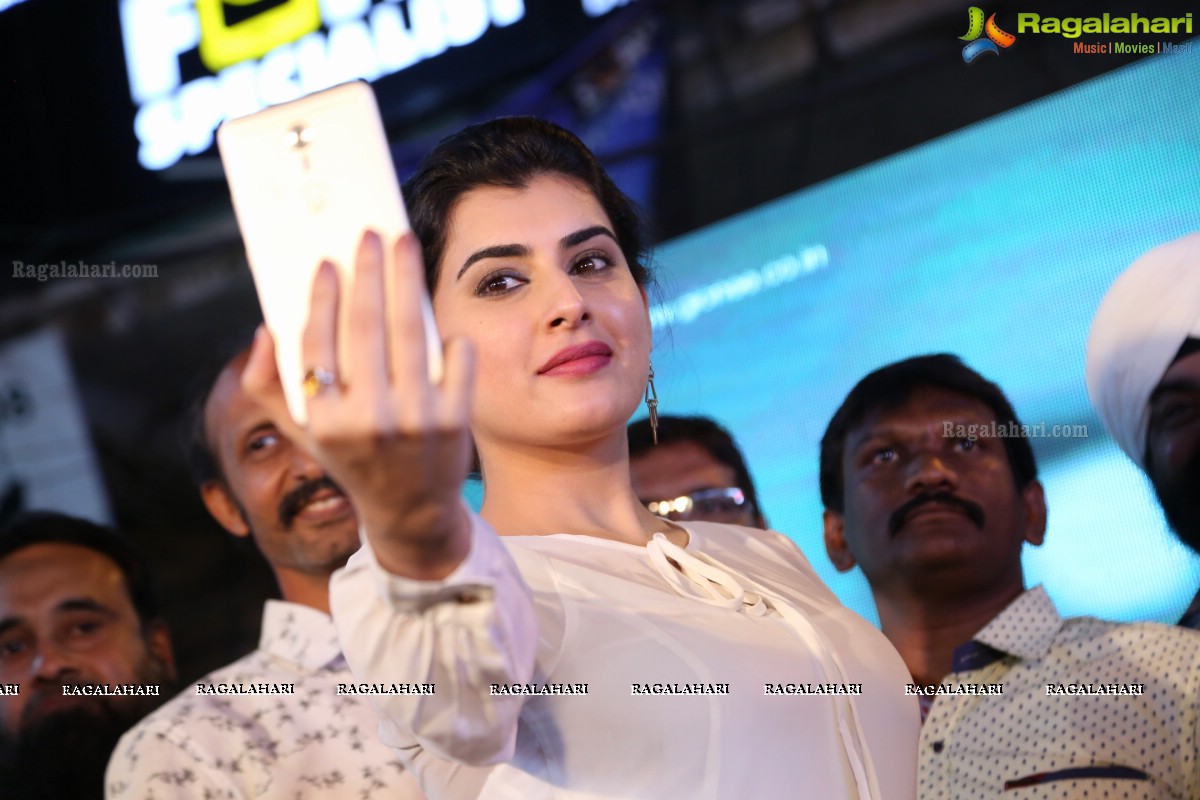 Archana Unveils Gionee A1 Selfiestaan Smartphone at Jagdish Market, Hyderabad