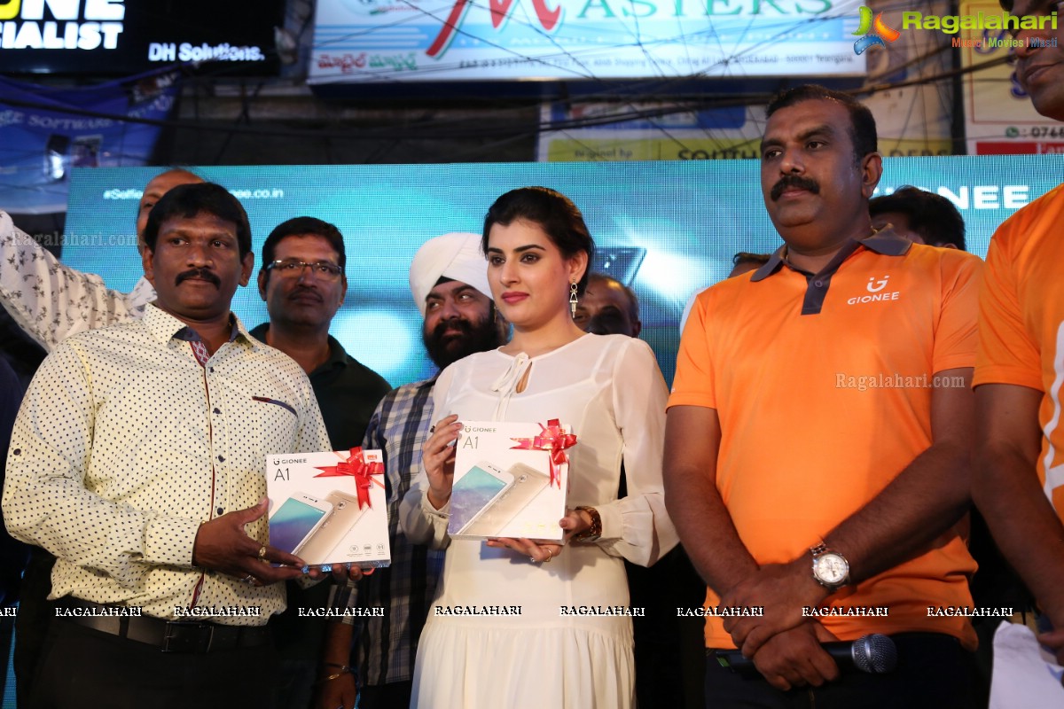 Archana Unveils Gionee A1 Selfiestaan Smartphone at Jagdish Market, Hyderabad