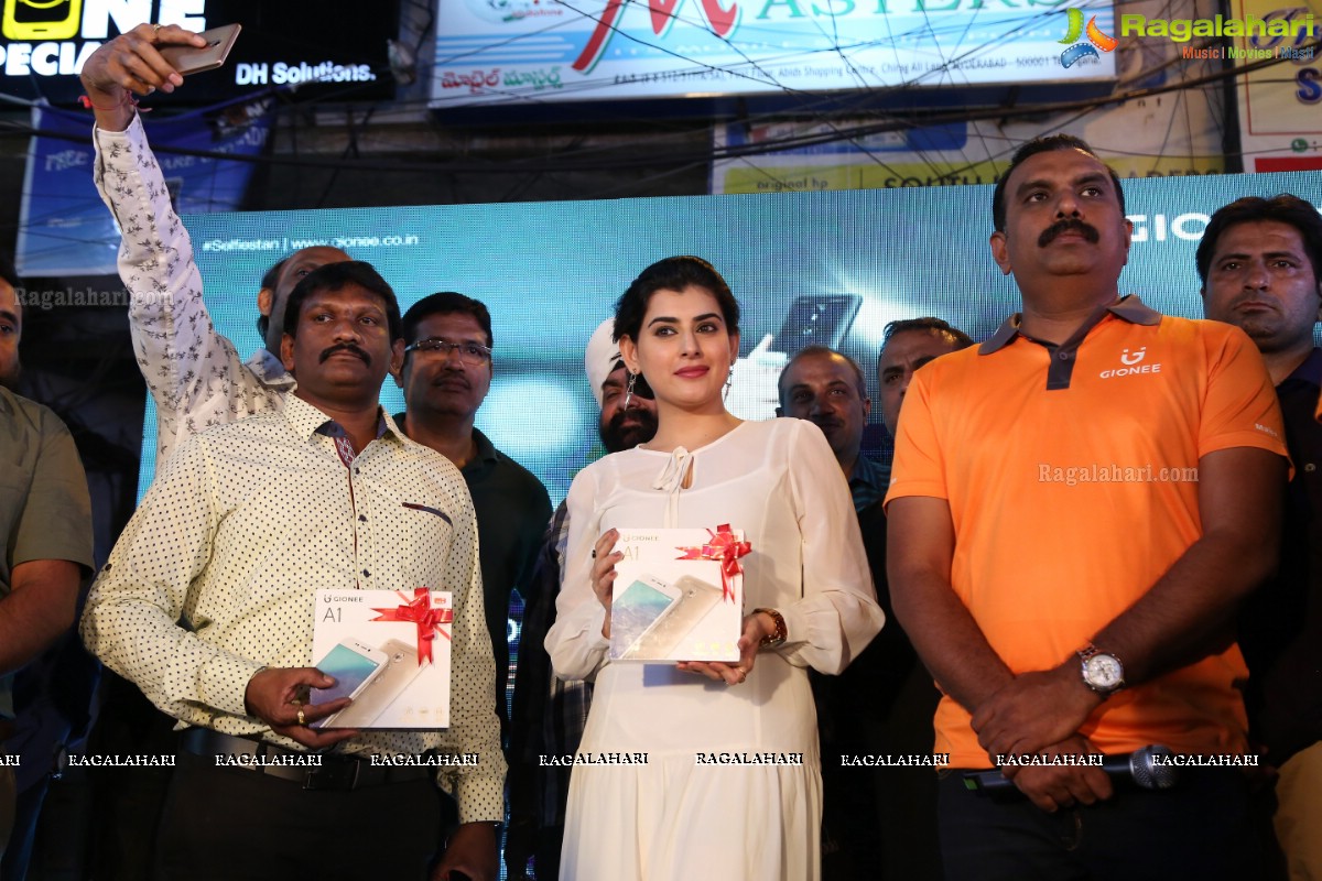 Archana Unveils Gionee A1 Selfiestaan Smartphone at Jagdish Market, Hyderabad