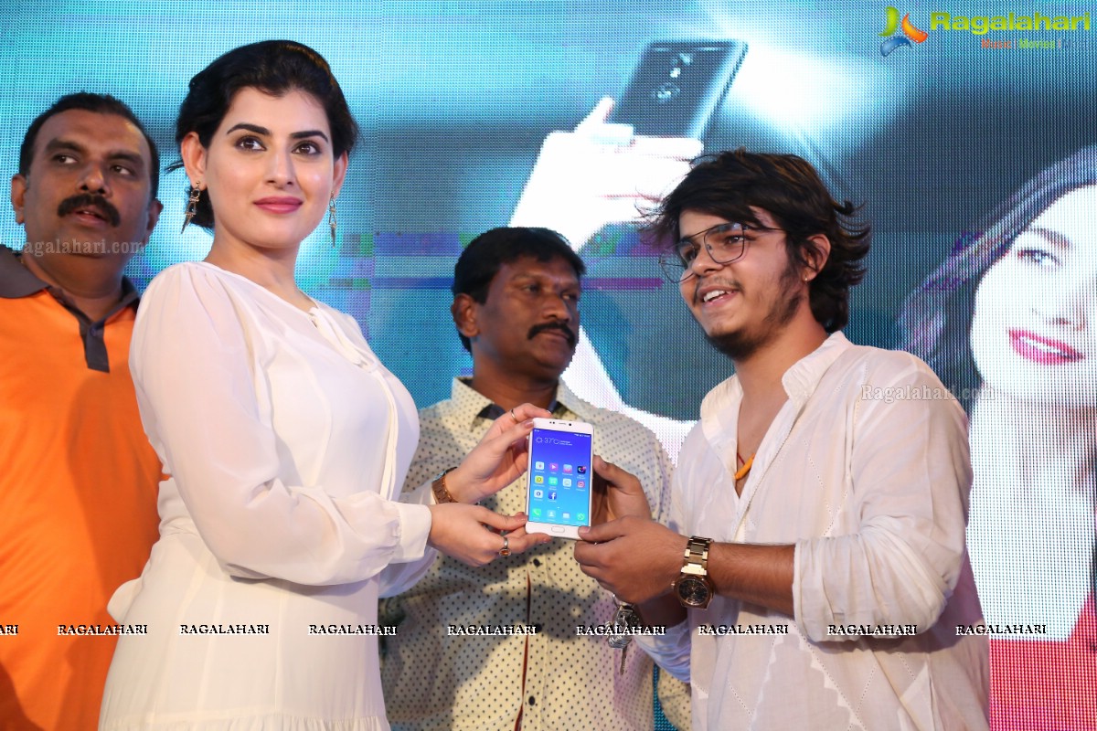 Archana Unveils Gionee A1 Selfiestaan Smartphone at Jagdish Market, Hyderabad