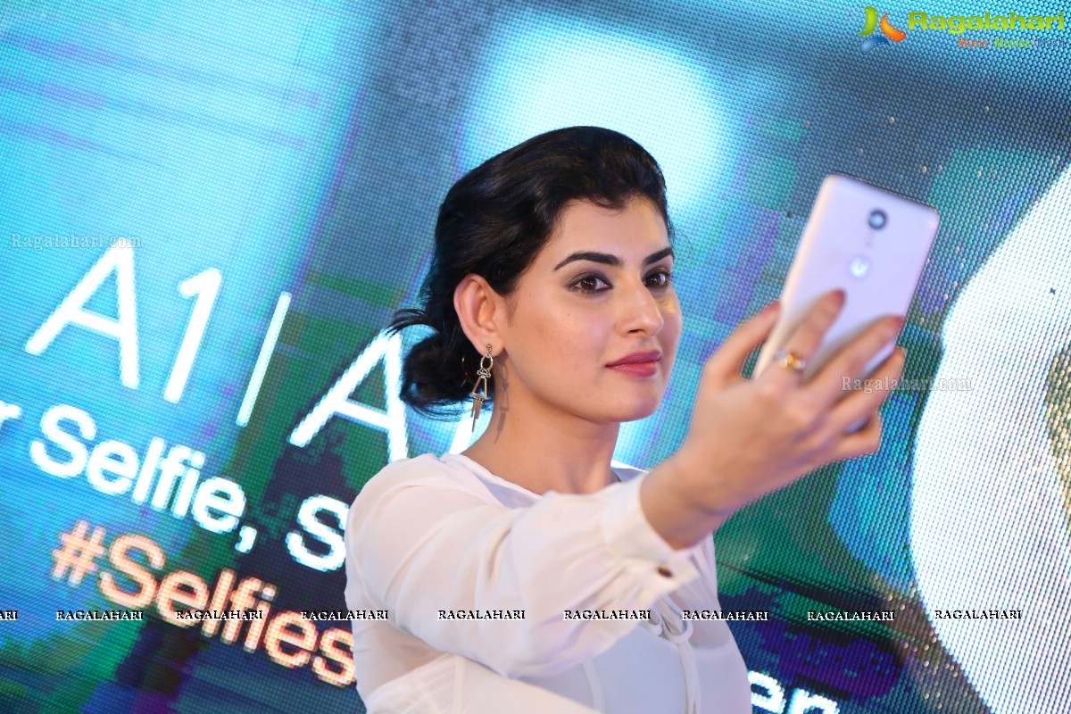 Archana Unveils Gionee A1 Selfiestaan Smartphone at Jagdish Market, Hyderabad