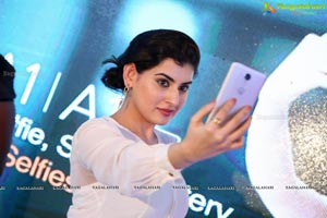 Archana Unveils Gionee A1 Selfiestaan Smartphone