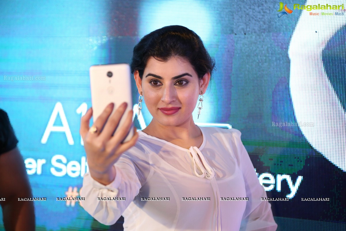 Archana Unveils Gionee A1 Selfiestaan Smartphone at Jagdish Market, Hyderabad