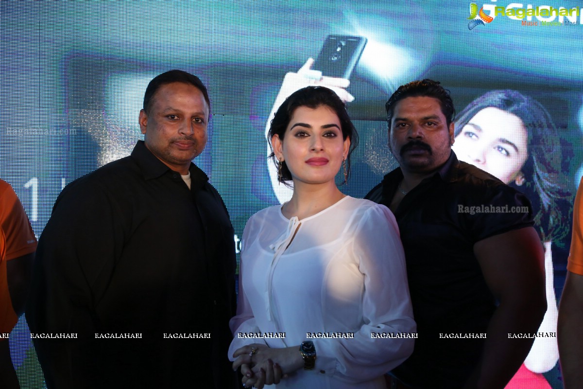 Archana Unveils Gionee A1 Selfiestaan Smartphone at Jagdish Market, Hyderabad