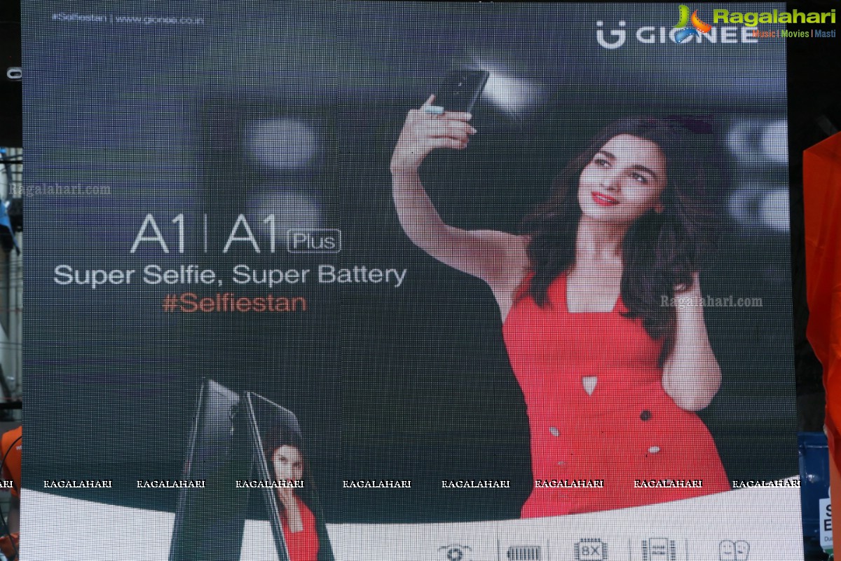 Archana Unveils Gionee A1 Selfiestaan Smartphone at Jagdish Market, Hyderabad