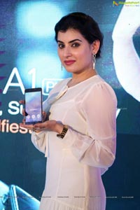 Archana Unveils Gionee A1 Selfiestaan Smartphone