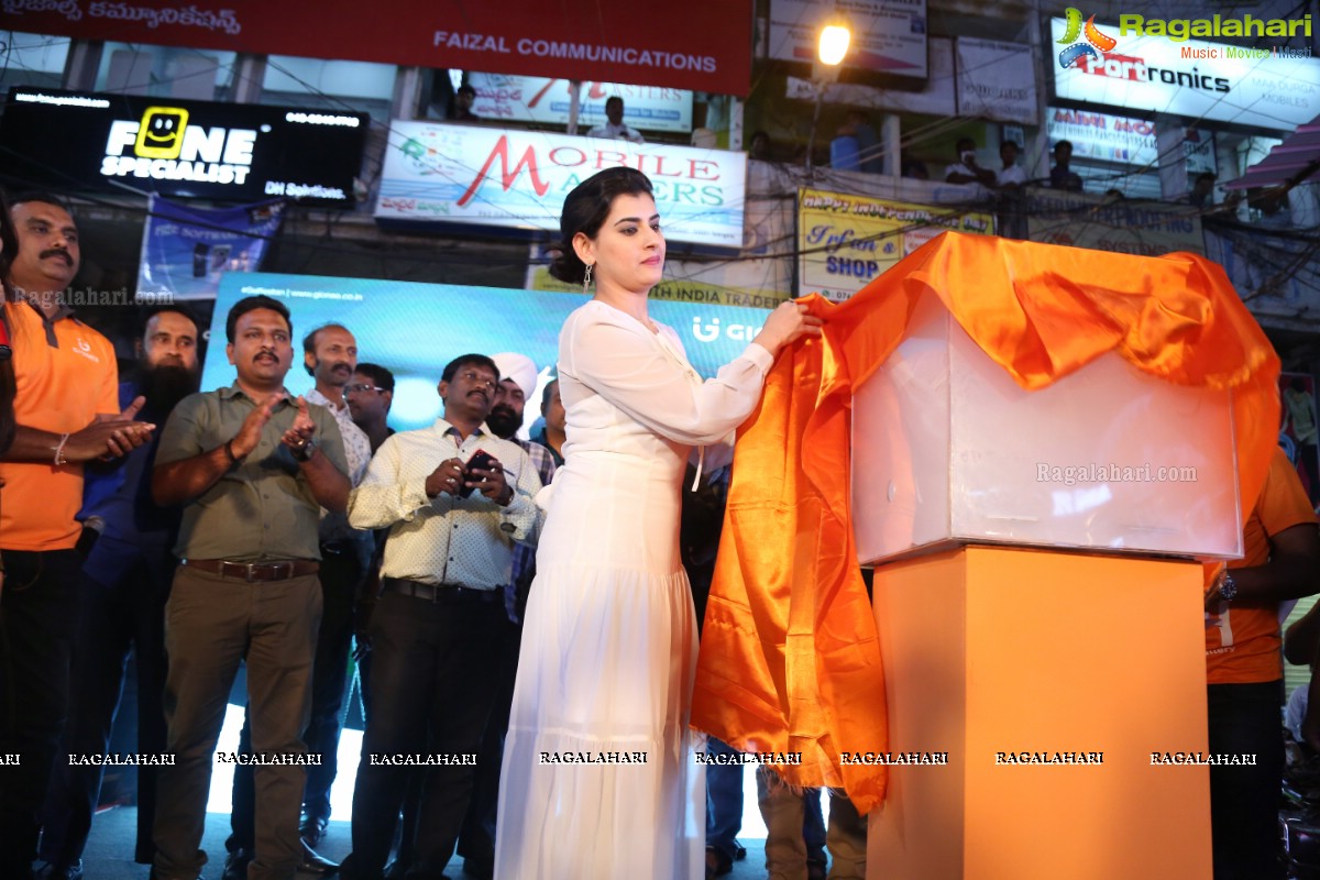 Archana Unveils Gionee A1 Selfiestaan Smartphone at Jagdish Market, Hyderabad