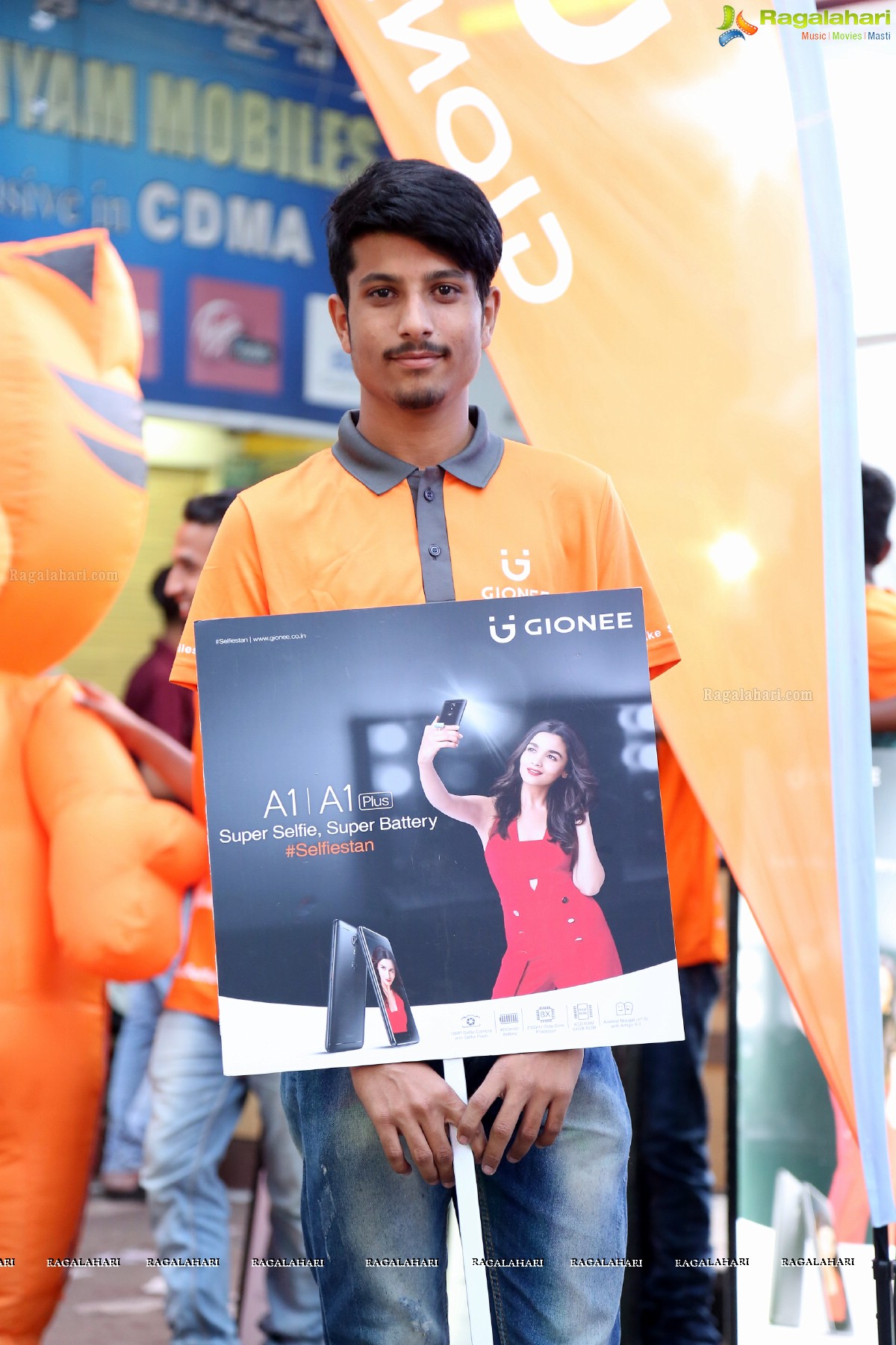 Archana Unveils Gionee A1 Selfiestaan Smartphone at Jagdish Market, Hyderabad