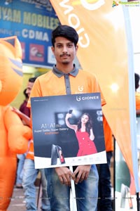 Archana Unveils Gionee A1 Selfiestaan Smartphone