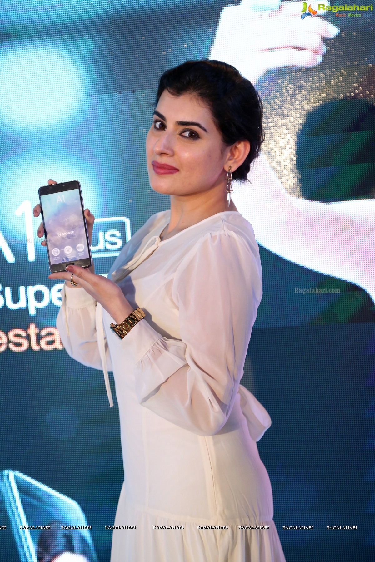 Archana Unveils Gionee A1 Selfiestaan Smartphone at Jagdish Market, Hyderabad