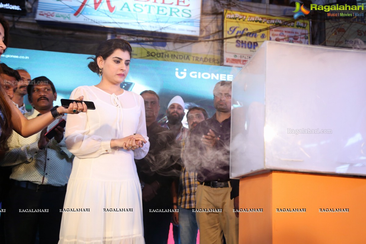 Archana Unveils Gionee A1 Selfiestaan Smartphone at Jagdish Market, Hyderabad