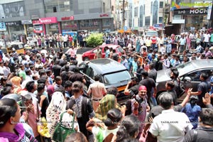 Shriya inaugurats Kancheepuram VRK Silks