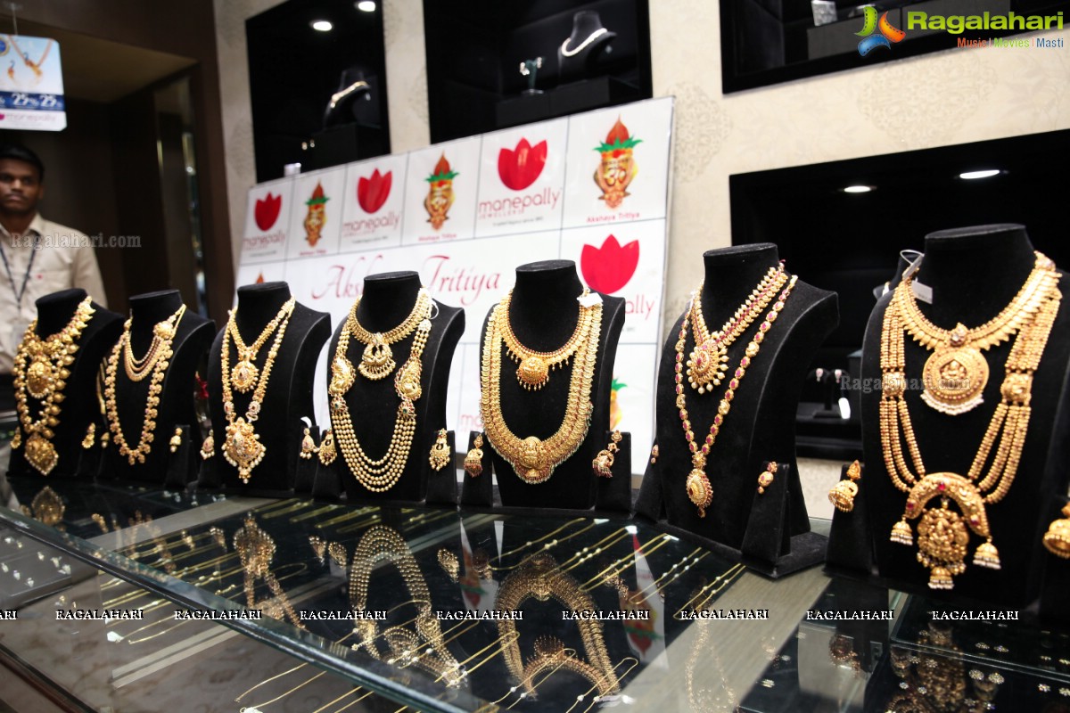 Jenny Honey launches Manepally Jewellers Akshaya Tritiya Collection 2017, Secunderabad