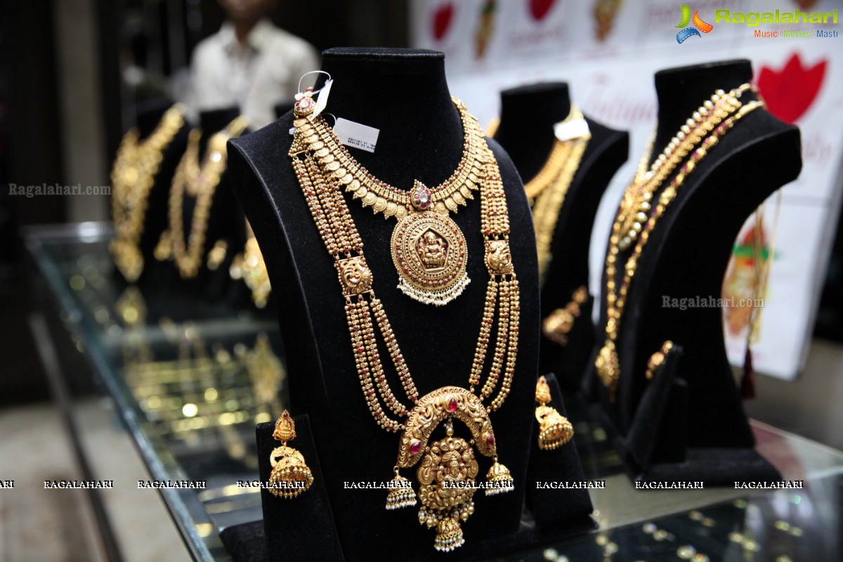 Jenny Honey launches Manepally Jewellers Akshaya Tritiya Collection 2017, Secunderabad