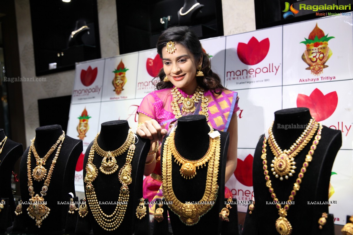 Jenny Honey launches Manepally Jewellers Akshaya Tritiya Collection 2017, Secunderabad