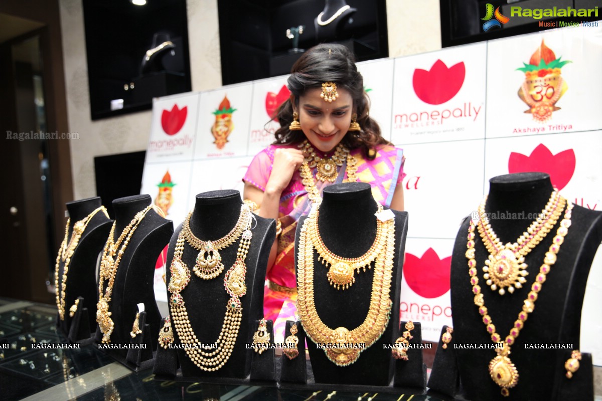 Jenny Honey launches Manepally Jewellers Akshaya Tritiya Collection 2017, Secunderabad