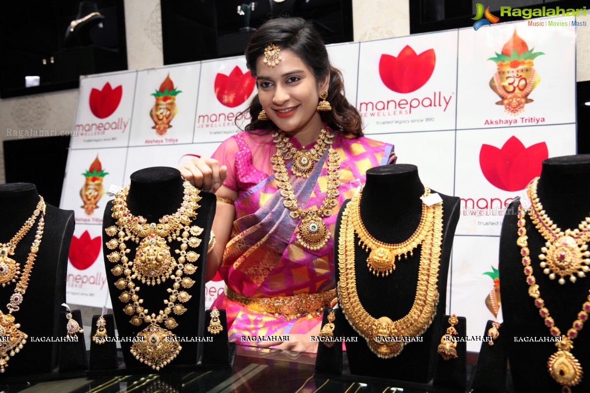 Jenny Honey launches Manepally Jewellers Akshaya Tritiya Collection 2017, Secunderabad