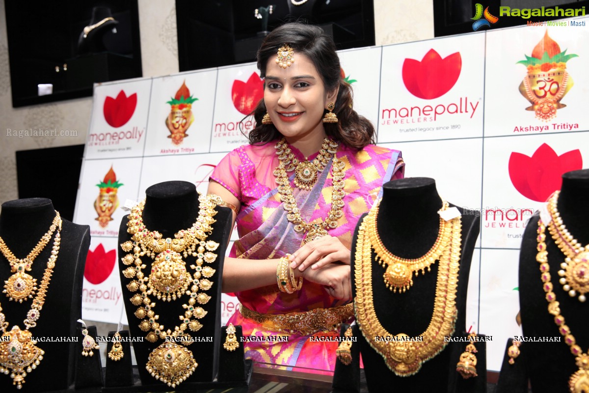 Jenny Honey launches Manepally Jewellers Akshaya Tritiya Collection 2017, Secunderabad