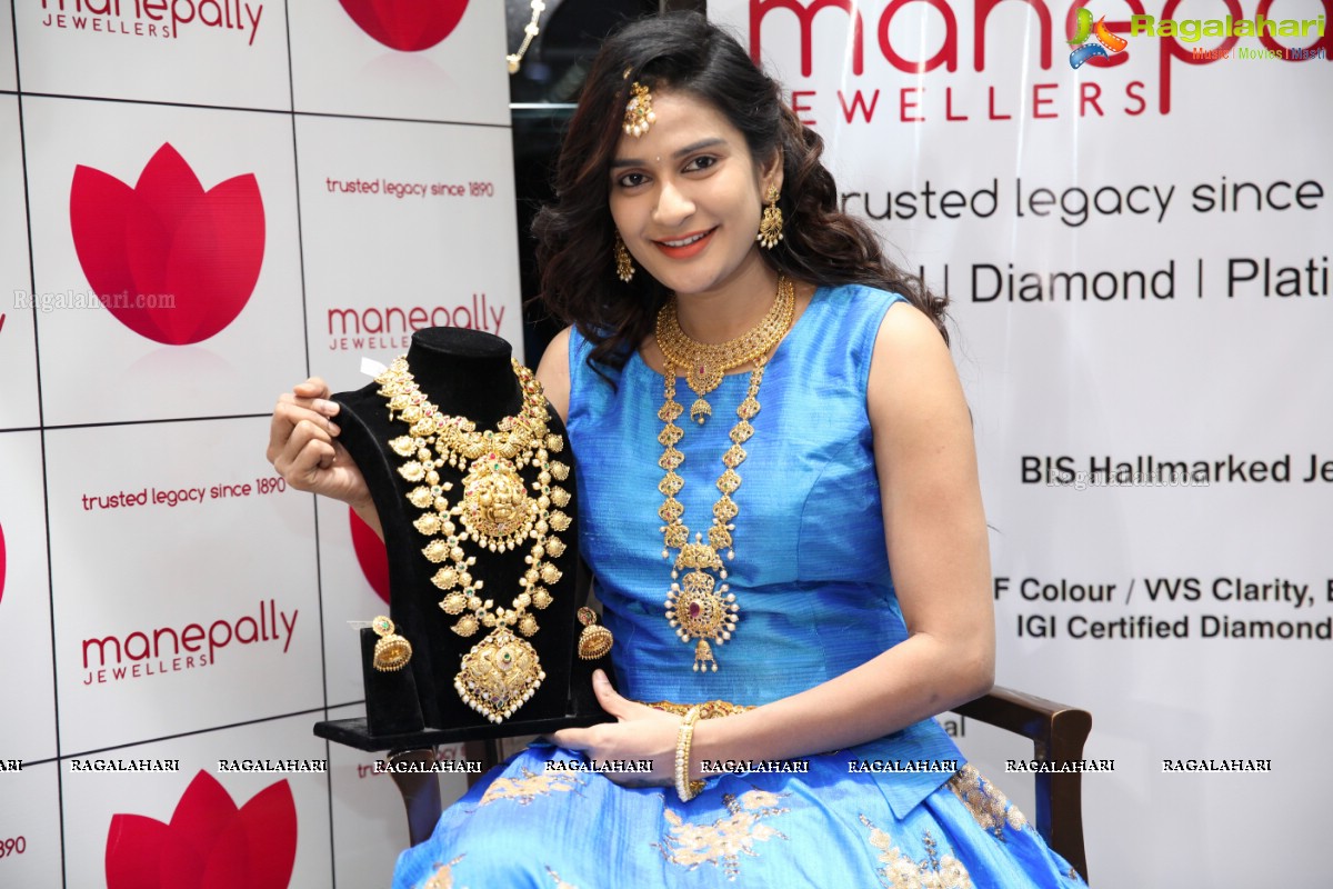 Jenny Honey launches Manepally Jewellers Akshaya Tritiya Collection 2017, Secunderabad