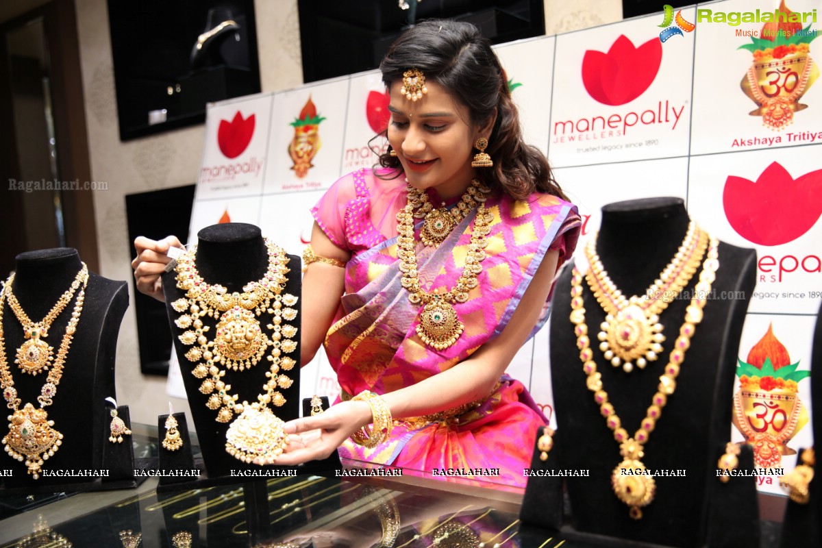 Jenny Honey launches Manepally Jewellers Akshaya Tritiya Collection 2017, Secunderabad