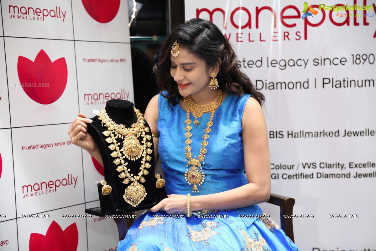 Jenny Honey launches Manepally Jewellers Akshaya Tritiya Collection 2017, Secunderabad