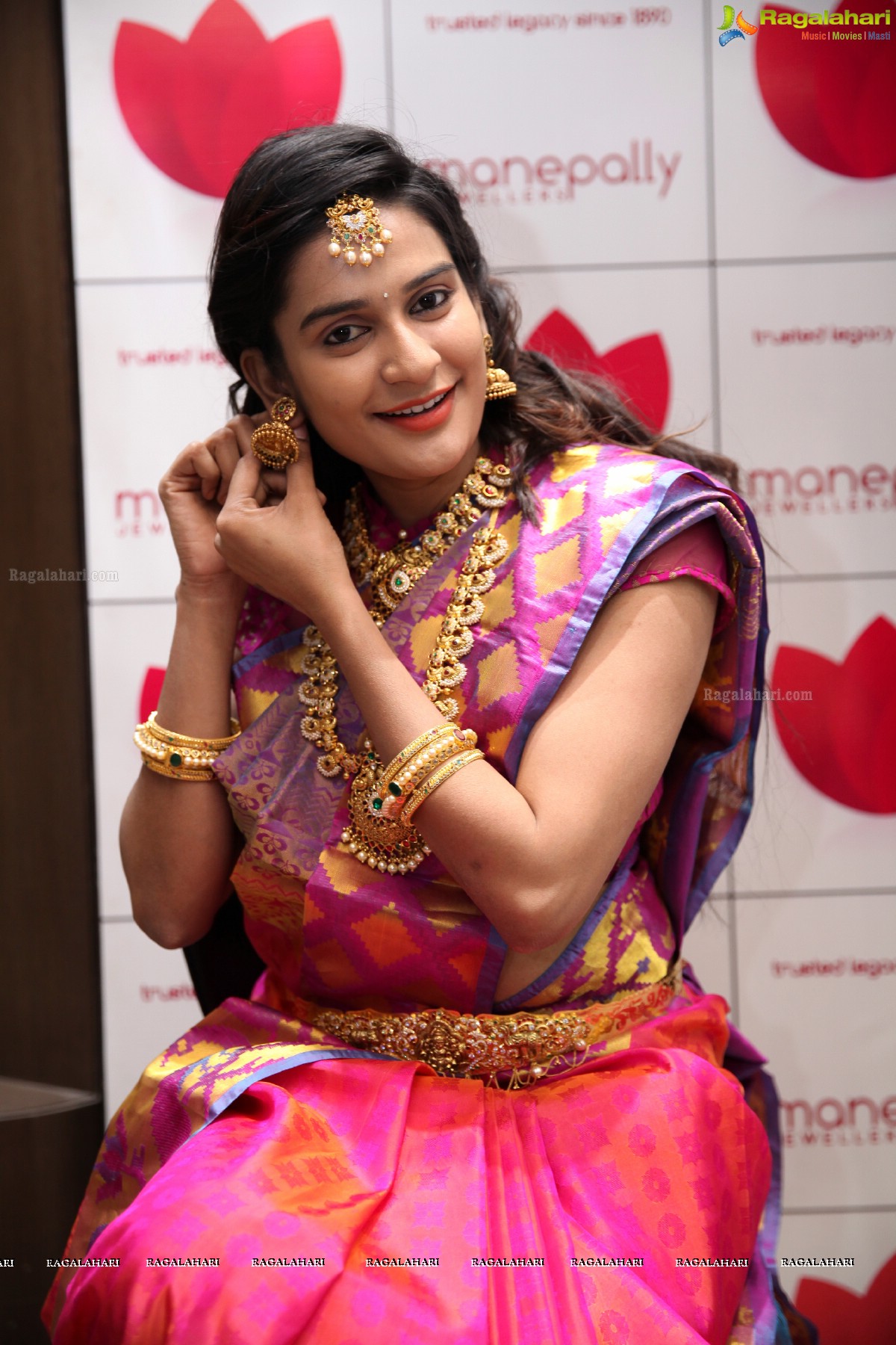 Jenny Honey launches Manepally Jewellers Akshaya Tritiya Collection 2017, Secunderabad