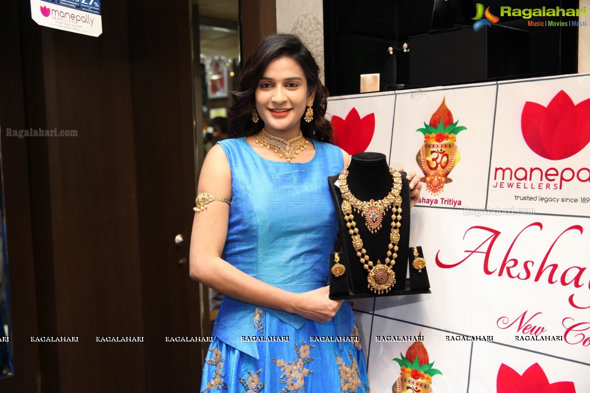 Jenny Honey launches Manepally Jewellers Akshaya Tritiya Collection 2017, Secunderabad