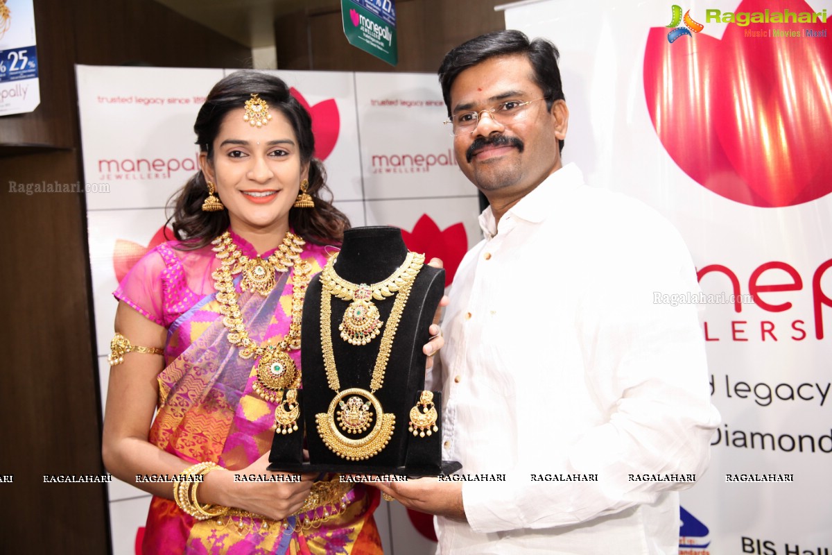 Jenny Honey launches Manepally Jewellers Akshaya Tritiya Collection 2017, Secunderabad