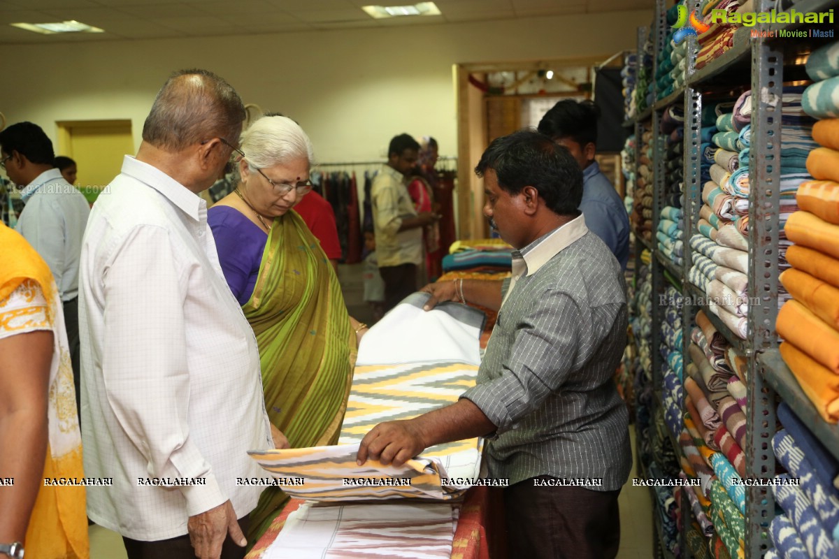 Sravani launches Pochampally IKAT Art Mela-2017 at BHEL Community Center, Ramachandrapuram, Hyderabad