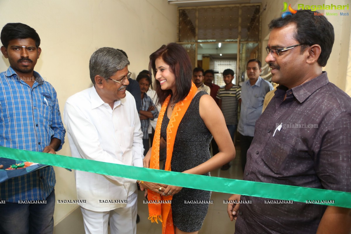 Sravani launches Pochampally IKAT Art Mela-2017 at BHEL Community Center, Ramachandrapuram, Hyderabad