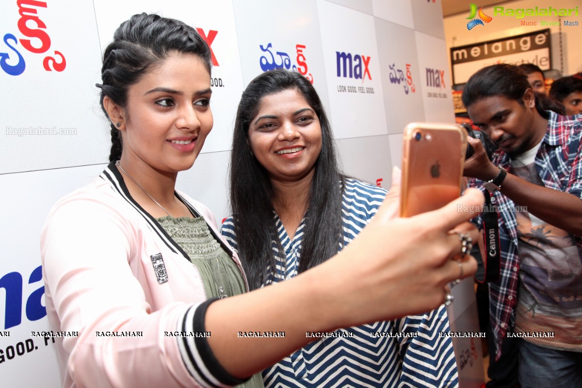 Meet and Greet Session with Sree Mukhi at Max Store, Banjara Hills, Hyderabad