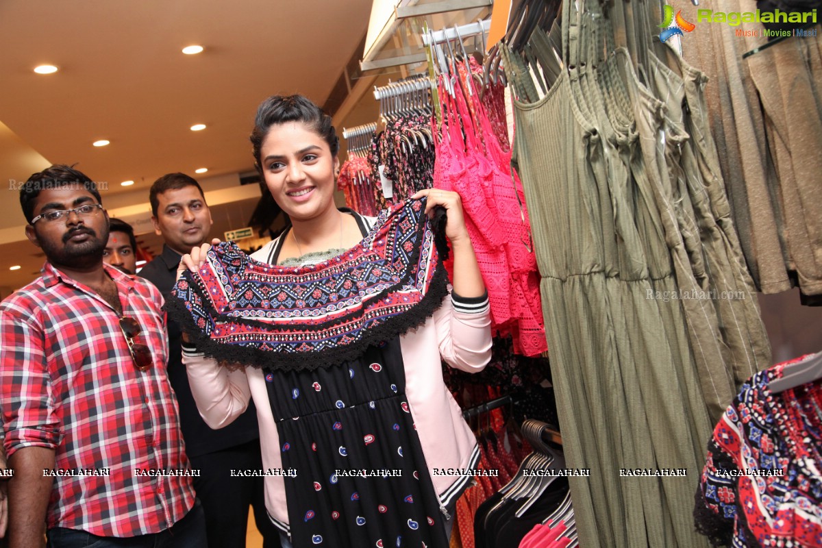 Meet and Greet Session with Sree Mukhi at Max Store, Banjara Hills, Hyderabad