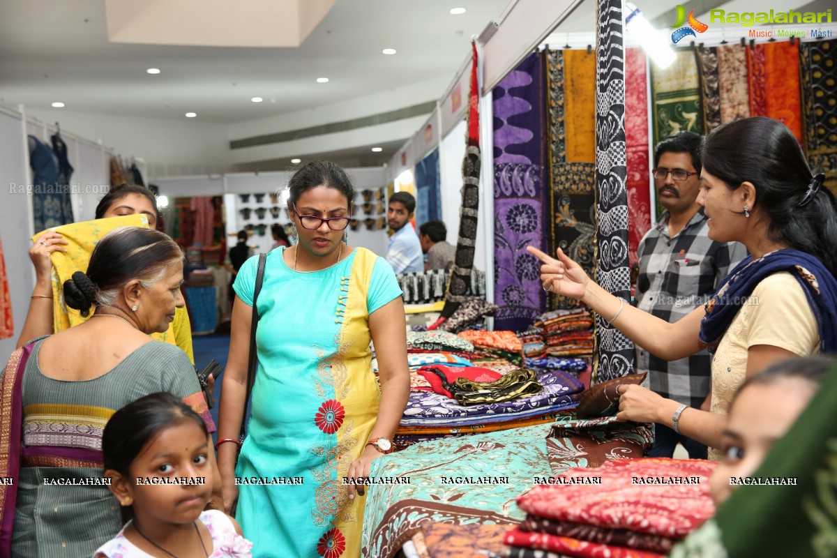 Shalu Chourasiya inaugurates National Silk Expo 2018 at Shilpakala Vedika