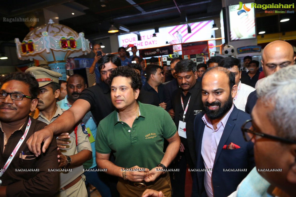 Sachin Tendulkar Announces Winners of National Corporate Bowling Tournament at Smaaash