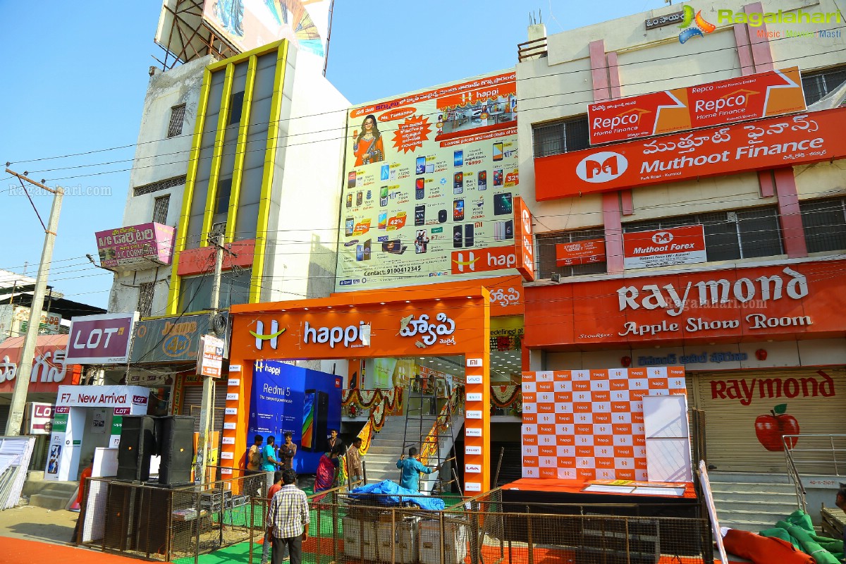 Tamannaah launches Happi Mobiles Store in Kurnool