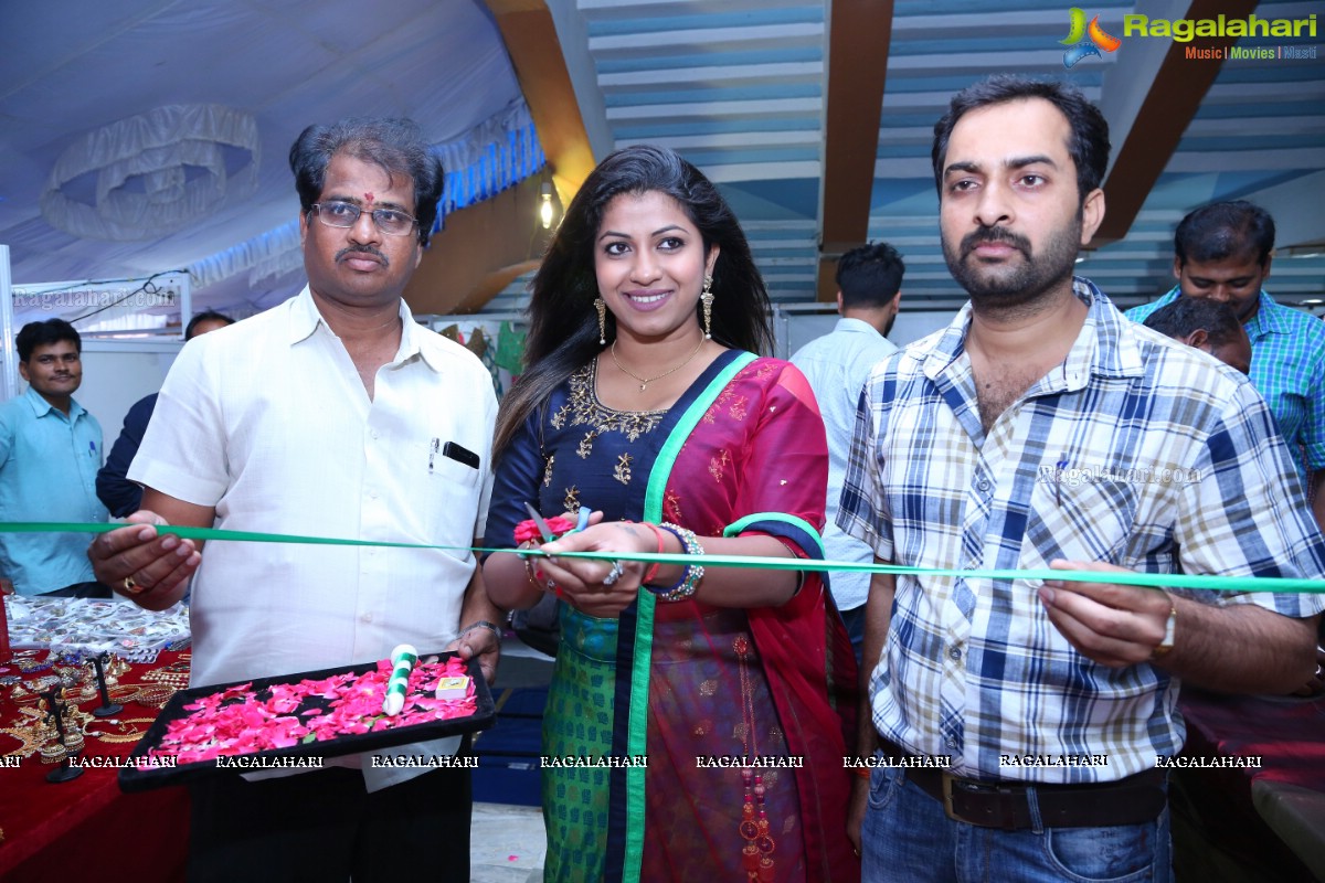 Geetanjali Thasya launches Weaves of India Expo by Gramin Hastkala Vikas Samithi at Sri Satya Sai Nigamagamam