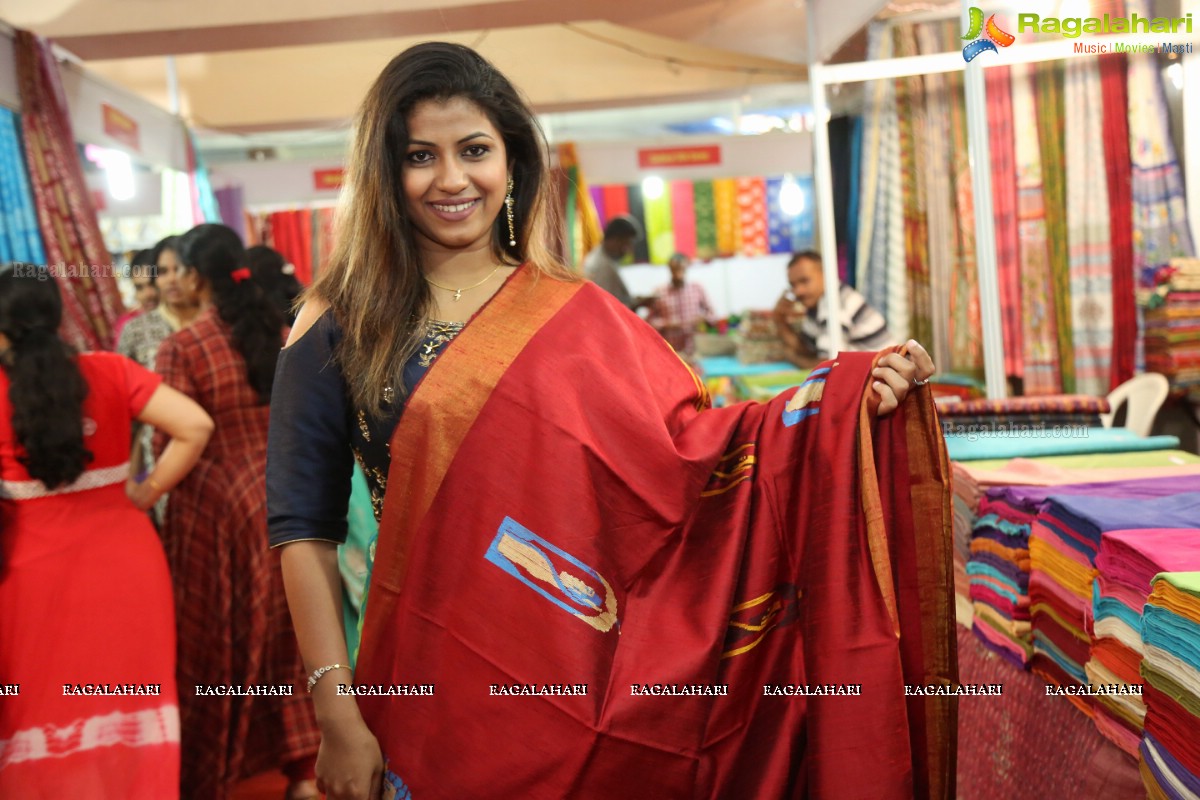Geetanjali Thasya launches Weaves of India Expo by Gramin Hastkala Vikas Samithi at Sri Satya Sai Nigamagamam